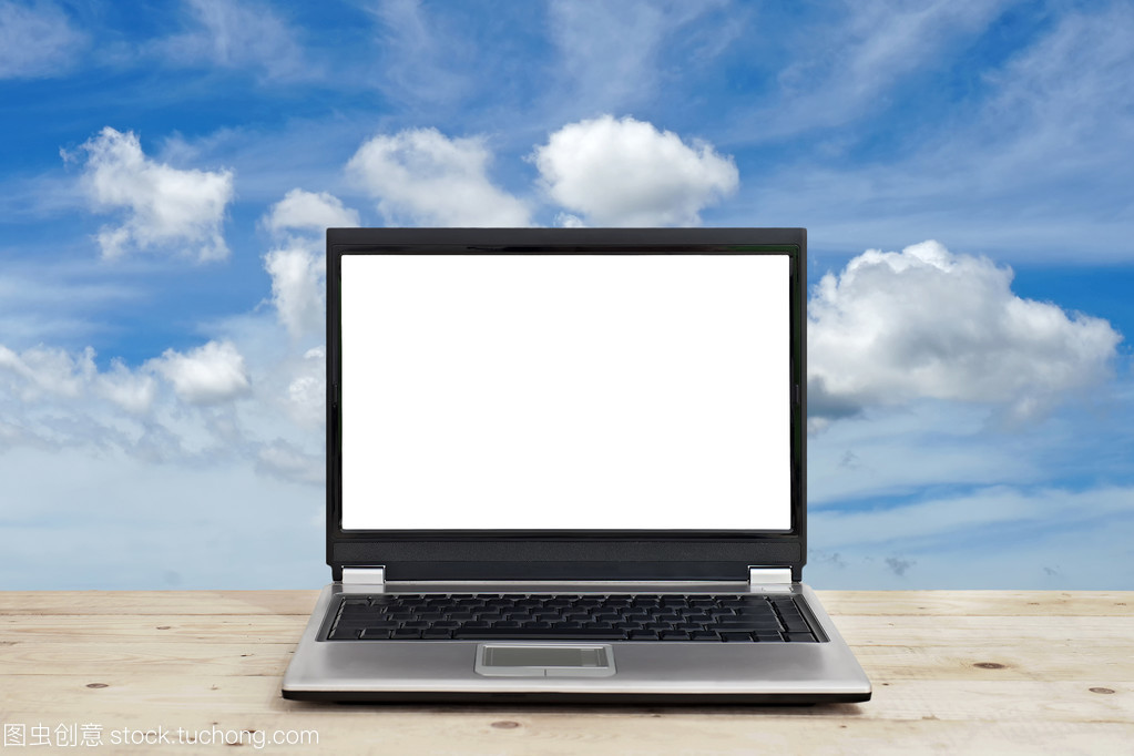 创意起航 天空下的空白屏幕